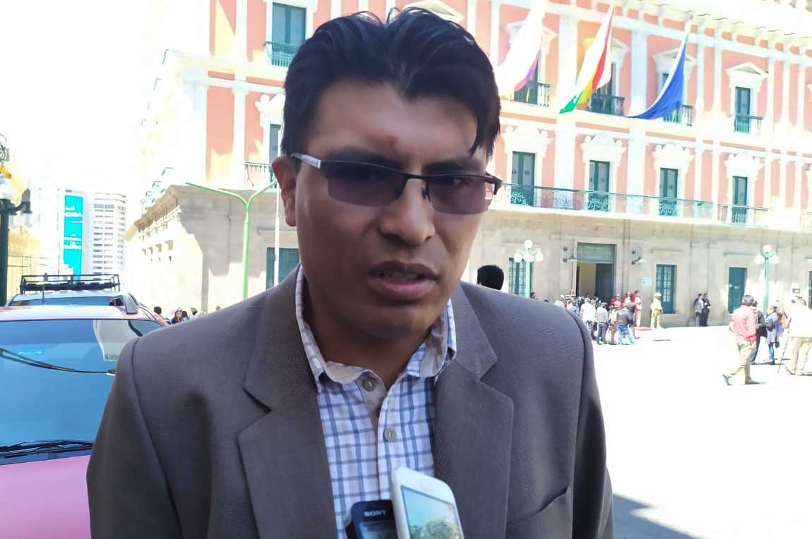 Senadores reprochan a Condori tras proponer reducir...